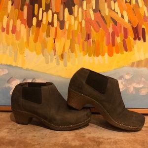 Dansko olive chelsea clog sz EU38